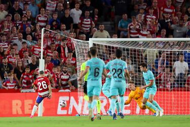 Gumbau busca a Bryan con un balón largo en tres cuartos y este consigue domar la pelota, llegar al área, romper a Koundé hasta en dos ocasiones y clavarla en la escuadra corta con una definición antológica. Qué templanza para acabar la jugada. ¡Doblete de Bryan ante el Barça! 2-0