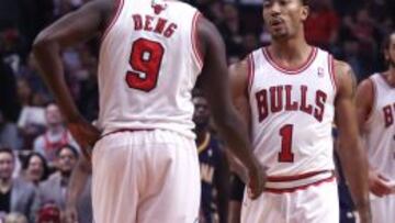 Derrick Rose felicita a Luol Deng.