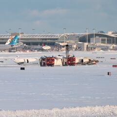 Las impactantes imágenes del avión de Toronto tras quedar bocarriba