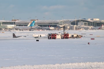 El vuelo 4819 de DELTA procedente de Minneapolis dado la vuelta en la pista despus de estrellarse mientras aterrizaba en el Aeropuerto Internacional Pearson (YYZ) en Toronto, Canad.