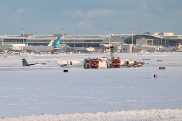 El vuelo 4819 de DELTA procedente de Minneapolis dado la vuelta en la pista después de estrellarse mientras aterrizaba en el Aeropuerto Internacional Pearson (YYZ) en Toronto, Canadá.