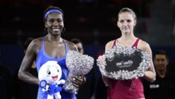 Venus Williams, junto a su rival, Pliskova.