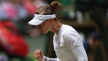 London (United Kingdom), 13/07/2024.- Barbora Krejcikova of the Czech Republic reacts during her Women's Singles final match against Jasmine Paolini of Italy at the Wimbledon Championships in London, Britain, 13 July 2024. (Tenis, Rep¨²blica Checa, Italia, Reino Unido, Londres) EFE/EPA/NEIL HALL EDITORIAL USE ONLY