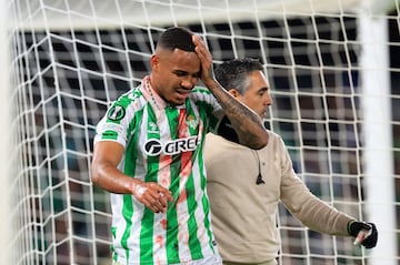 Natan del Real Betis recibe atención médica después de marcar el primer gol de su equipo.