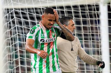 Natan del Real Betis recibe atención médica después de marcar el primer gol de su equipo.