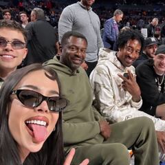 VIDEO: Peso Pluma disfrutó de partido de NBA junto a Scottie Pippen y Danna Paola