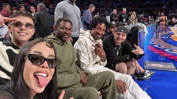 VIDEO: Peso Pluma disfrutó de partido de NBA junto a Scottie Pippen y Danna Paola