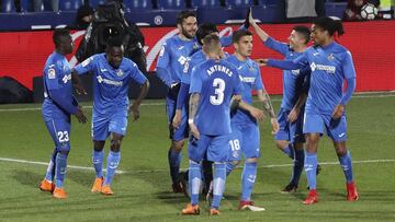 Los jugadores del Getafe CF celebran el gol de Jorge Molina, el tercero del equipo ante el Deportivo.