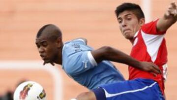 Diego Rolan jug&oacute; contra Chile en el Sudamericano Sub 20 de Mendoza y San Juan en enero del 2013. En la imagen lucha un bal&oacute;n con Valber Huerta.