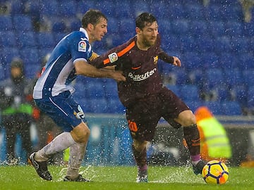 Víctor Sánchez, luchando con Lionel Messi en un derbi.