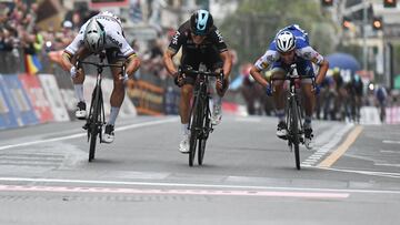 Michal Kwiatkowski, Peter Sagan y Julian Alaphilippe esprintan en la llegada a meta de la Mil&aacute;n-San Remo 2017.