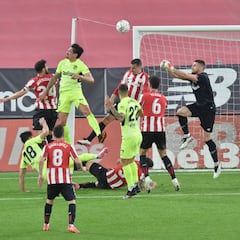Simón, el portero titular de La Roja, en su peor momento