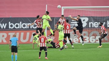 Despeje de puños de Simón en un partido de la actual temporada.