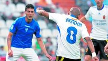 <b>LETAL. </b>Ewerthon marca el segundo gol del Zaragoza tras beneficiarse de varios rechaces. Unanua protestó el gol.