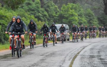 River tuvo poco tiempo para hacer una buena preparación física después de salir campeón de Libertadores en diciembre. El 2019 lo arrancó con exigentes entrenamientos, entre ellos, rutinas en bicicleta que encabezó el técnico Gallardo y por momentos Quintero aprovechó para ponerse en la punta del pelotón.