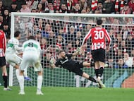 BILBAO, 20/02/2026.- El delantero del Elche André Silva (i) marca su gol de penalti durante el partido correspondiente a la jornada 25 de LaLiga que Athletic Club y Elche CF disputan este viernes en el estadio de San Mamés, en Bilbao. EFE/Luis Tejido