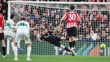BILBAO, 20/02/2026.- El delantero del Elche André Silva (i) marca su gol de penalti durante el partido correspondiente a la jornada 25 de LaLiga que Athletic Club y Elche CF disputan este viernes en el estadio de San Mamés, en Bilbao. EFE/Luis Tejido