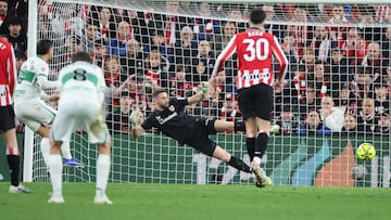 BILBAO, 20/02/2026.- El delantero del Elche André Silva (i) marca su gol de penalti durante el partido correspondiente a la jornada 25 de LaLiga que Athletic Club y Elche CF disputan este viernes en el estadio de San Mamés, en Bilbao. EFE/Luis Tejido