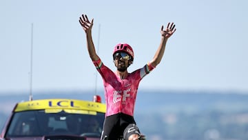 (France), 10/07/2025.- Irish rider Ben Healy of EF Education - EasyPost team celebrates his victory in the 6th stage of the Tour de France cycling race over 201.5km from Bayeux to Vire Normandie, France, 10 July 2025. (Ciclismo, Francia) EFE/EPA/CHRISTOPHE PETIT TESSON
