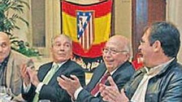 <b>CLUB Y AGRUPACIÓN. </b>Enrique Collar, con corbata verde, y Lázaro Albarracín, a su derecha, junto a los representantes de las peñas.