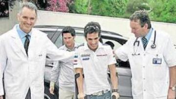 <b>ANIMADOS. </b>Toni Elías llegando ayer a la clínica, acompañado por los doctores que le operaron.