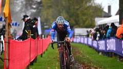 HULST, NETHERLANDS - NOVEMBER 27: Mathieu Van Der Poel of The Netherlands and Team Alpecin-Deceuninck competes during the 7th UCI Cyclo-cross World Cup Hulst 2022 - Men's Elite / #CXWorldCup / on November 27, 2022 in Hulst, Netherlands. (Photo by Luc Claessen/Getty Images)