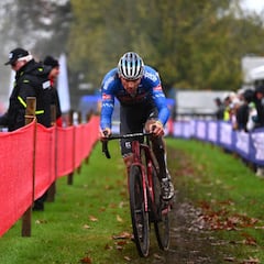 Van der Poel, tras ganar en Hulst: “Aún necesito entrenar más”