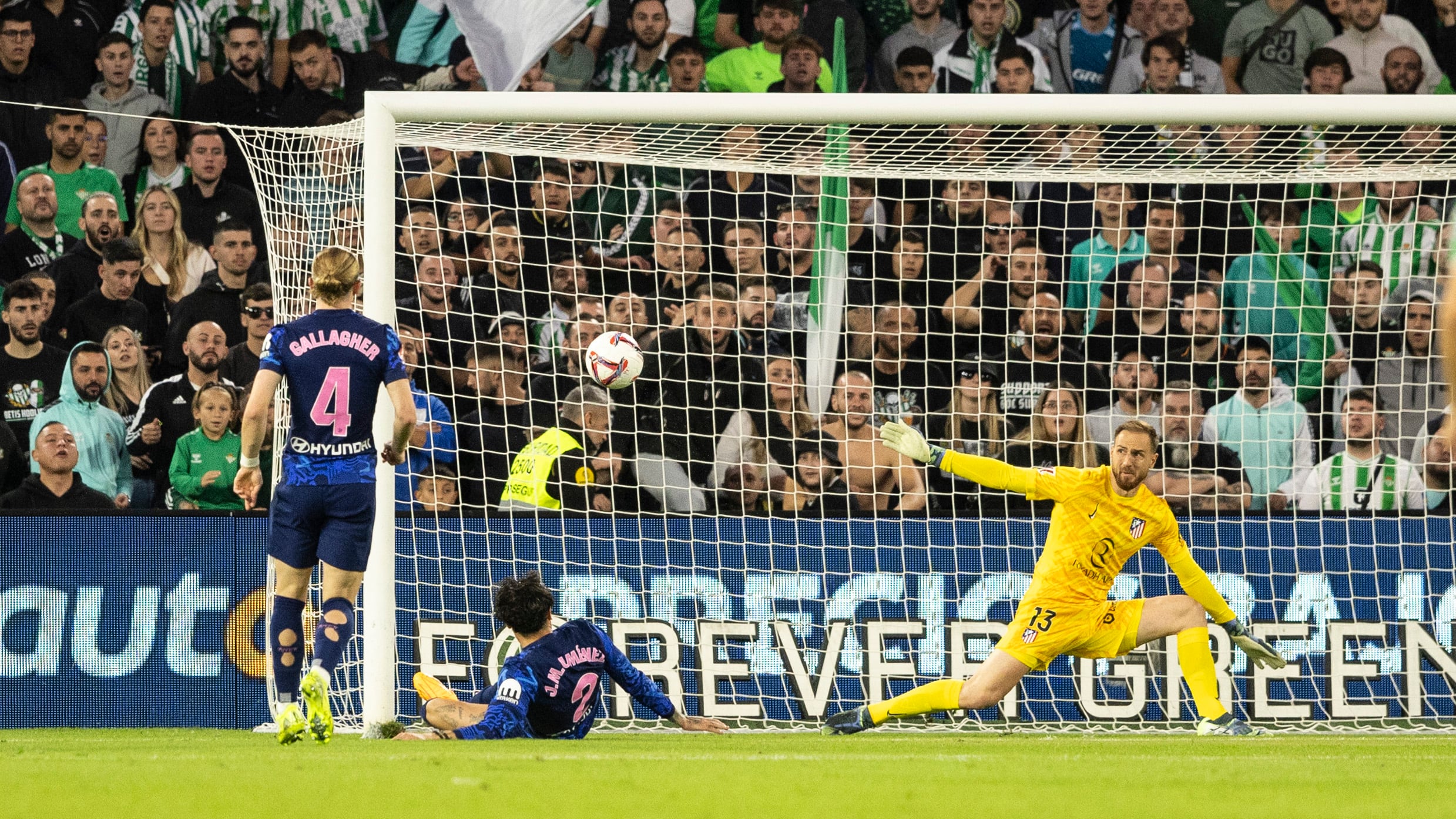 Así ha sido el gol en propia puerta de Giménez