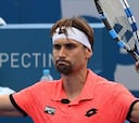 Ferrer desajusta a Tomic en un debut muy convincente
