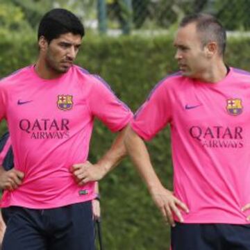 SUÁREZ ESTÁ CON LAS PEÑAS. Por la mañana, Suárez y el resto de los fichajes pasarán a saludar por la Trobada Mundial de Penyes en el recinto del Camp Nou.