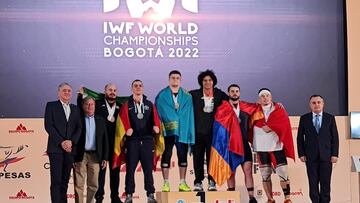El halter¨®filo espa?ol Marcos Ruiz posa en el podio tras ganar la medalla de plata en la modalidad de arrancada en 102 kg. durante los Mundiales de Halterofilia de Bogot¨¢.