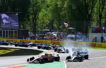 El piloto monegasco de Ferrari Charles Leclerc  y el piloto británico de Mercedes George Russell  lideran al inicio del Gran Premio de Fórmula Uno de Italia en el circuito Autodromo Nazionale de Monza.