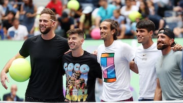 NEW YORK, NEW YORK - AUGUST 24: Carlos Alcaraz of Spain and Lorenzo Musetti of Italy pose with members of Dude Perfect during Arthur Ashe Kid's Day ahead of the US Open at USTA Billie Jean King National Tennis Center on August 24, 2024 in New York City. Jamie Squire/Getty Images/AFP (Photo by JAMIE SQUIRE / GETTY IMAGES NORTH AMERICA / Getty Images via AFP)