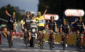 Chris Froome acompañado de su equipo, el Sky, pasando la línea de meta.