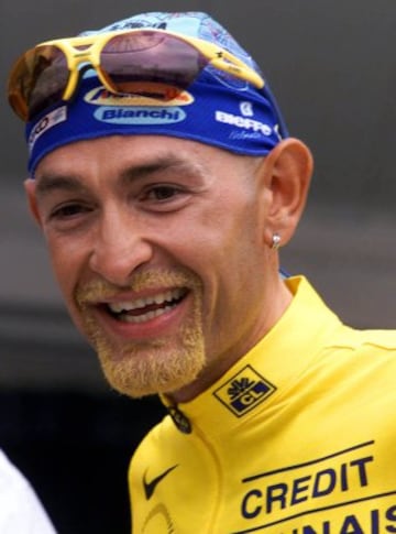 Marco Pantani con el maillot amarillo en la última etapa en los Campos Eliseos del Tour de Francia de 1998.