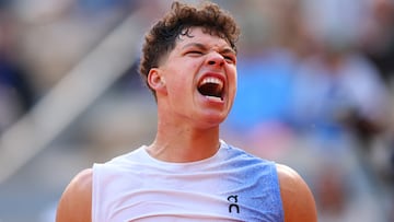 Tennis - French Open - Roland Garros, Paris, - June 1, 2025 Ben Shelton of the U.S. reacts during his fourth round match against Spain's Carlos Alcaraz REUTERS/Denis Balibouse
