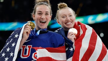 Milano Cortina 2026 Olympics - Ice Hockey - Women's Victory Ceremony - Milano Santagiulia Ice Hockey Arena, Milan, Italy - February 19, 2026. Gold medallists Grace Zumwinkle of United States and Taylor Heise of United States celebrate with their medals and national flag during the victory ceremony REUTERS/David W Cerny