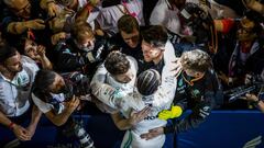 BAHRAIN, BAHRAIN - MARCH 31: Race winner Lewis Hamilton of Great Britain and Mercedes GP celebrates in parc ferme during the F1 Grand Prix of Bahrain at Bahrain International Circuit on March 31, 2019 in Bahrain, Bahrain. (Photo by Mark Thompson/Getty Images)