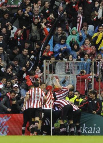 Los jugadores del Athletic celebran el 2-2 marcado por Ander Herrera.