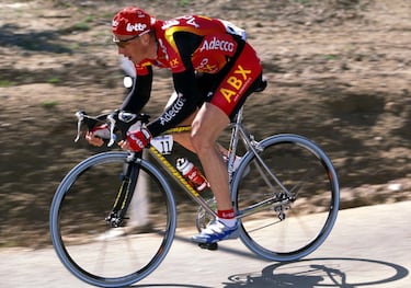 Pocas personas en el mundo mantienen una relación más compleja con el conflicto armado que Andrei Tchmil. El exciclista, que ganó tres monumentos en la década de los 90, nació en Rusia, después pasó a ser moldavo y, antes de quedarse con la nacionalidad belga, también fue ucraniano. Ante la dramática situación, no ha dudado. Tras dejar a mujer e hijo a buen recaudo en Rumanía, se ha marchado a combatir por Ucrania. Johan Museeuw, con quien protagonizó episodios épicos sobre las dos ruedas, lo revelaba así: "Antes de ir al frente, Tchmil me dijo: 'Te mando un beso, mañana no sé si estaré'".