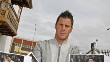 <b>PREPARADO. </b>Calatayud posa para AS con las fotos de Adebayor, Di María, Benzema, Özil y Cristiano.