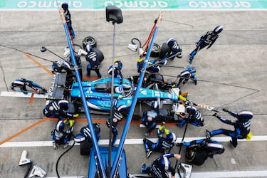 Alexander Albon al volante del Mercedes Williams FW48 realiza una parada en boxes durante el Gran Premio de Japón de Fórmula 1 en el circuito de Suzuka.