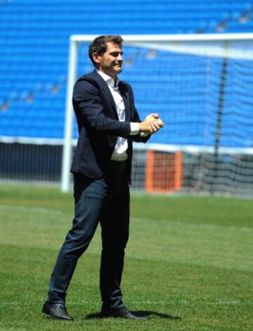 Iker Casillas agradece la presencia de su afición.