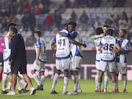 AME969. PACHUCA (MÉXICO), 20/11/2025.- Jugadores de Pachuca festejan tras ganar este jueves, un partido de repechaje para la fase final del torneo Apertura 2025 de la Liga MX entre Pachuca y Pumas en el estadio Hidalgo, en Pachuca (México). EFE /David Martínez Pelcastre