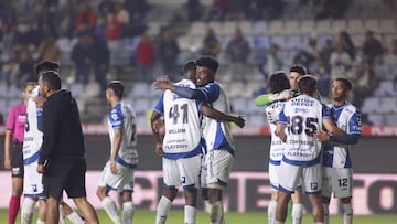 AME969. PACHUCA (MÉXICO), 20/11/2025.- Jugadores de Pachuca festejan tras ganar este jueves, un partido de repechaje para la fase final del torneo Apertura 2025 de la Liga MX entre Pachuca y Pumas en el estadio Hidalgo, en Pachuca (México). EFE /David Martínez Pelcastre
