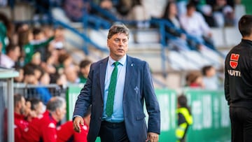 Alejandro Men¨¦ndez, entrenador del Racing de Ferrol, durante un partido en A Malata.