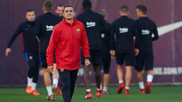 Ernesto Valverde, en un entrenamiento del Bar&ccedil;a.