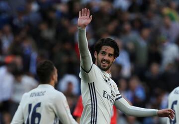 Real Madrid's Isco celebrates after scoring against Alavés.