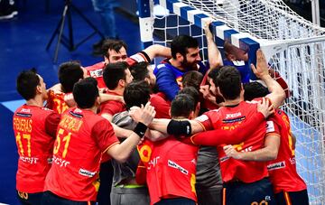 Los jugadores de la selección española celebran la victoria y la clasificación para la final.