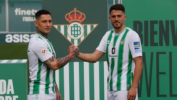 SEVILLA, 07/02/2024.- El delantero argentino Chimy Ávila (i) y el mediopunta español Pablo Fornals durante su presentación como nuevos jugadores del  Real Betis, este miércoles en Sevilla. EFE/José Manuel Vidal
